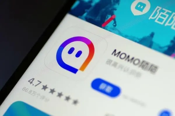 怎么保存陌陌动态人家发的小视频到手机,苹果手机?